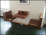 Wandhängende Sitze und Tische