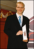 Einer der EUDC-Gewinner: Alexander Bets (Oxford University) mit seinem Pokal